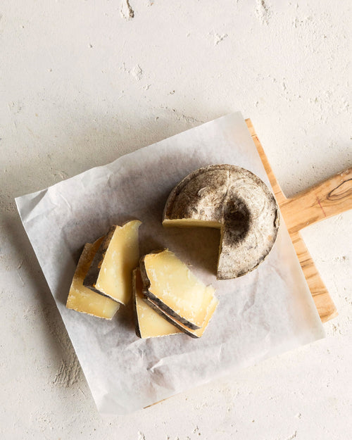 Queso abrigo oveja curado entero