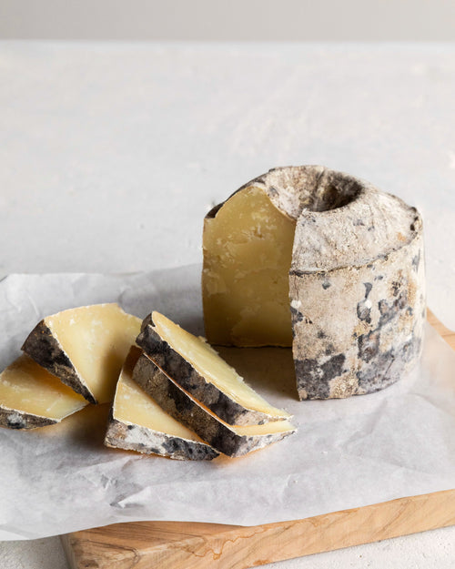 Queso abrigo oveja curado entero