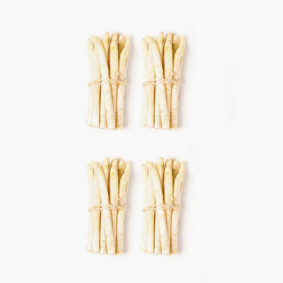 Cuatro manojos espárrago fresco