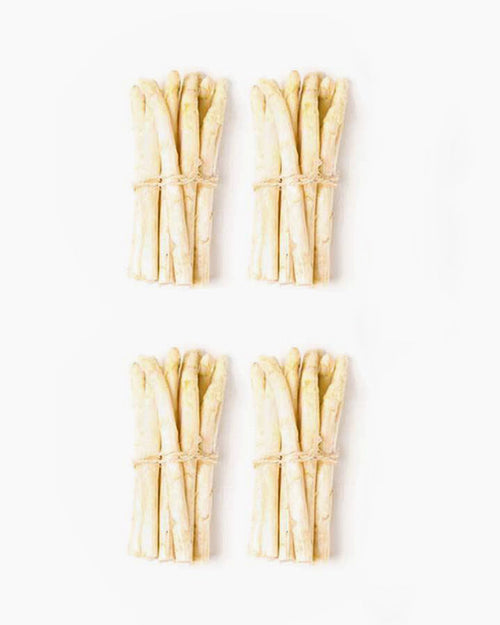 Cuatro manojos espárrago fresco