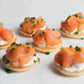 blinis con dados de salmón ahumado