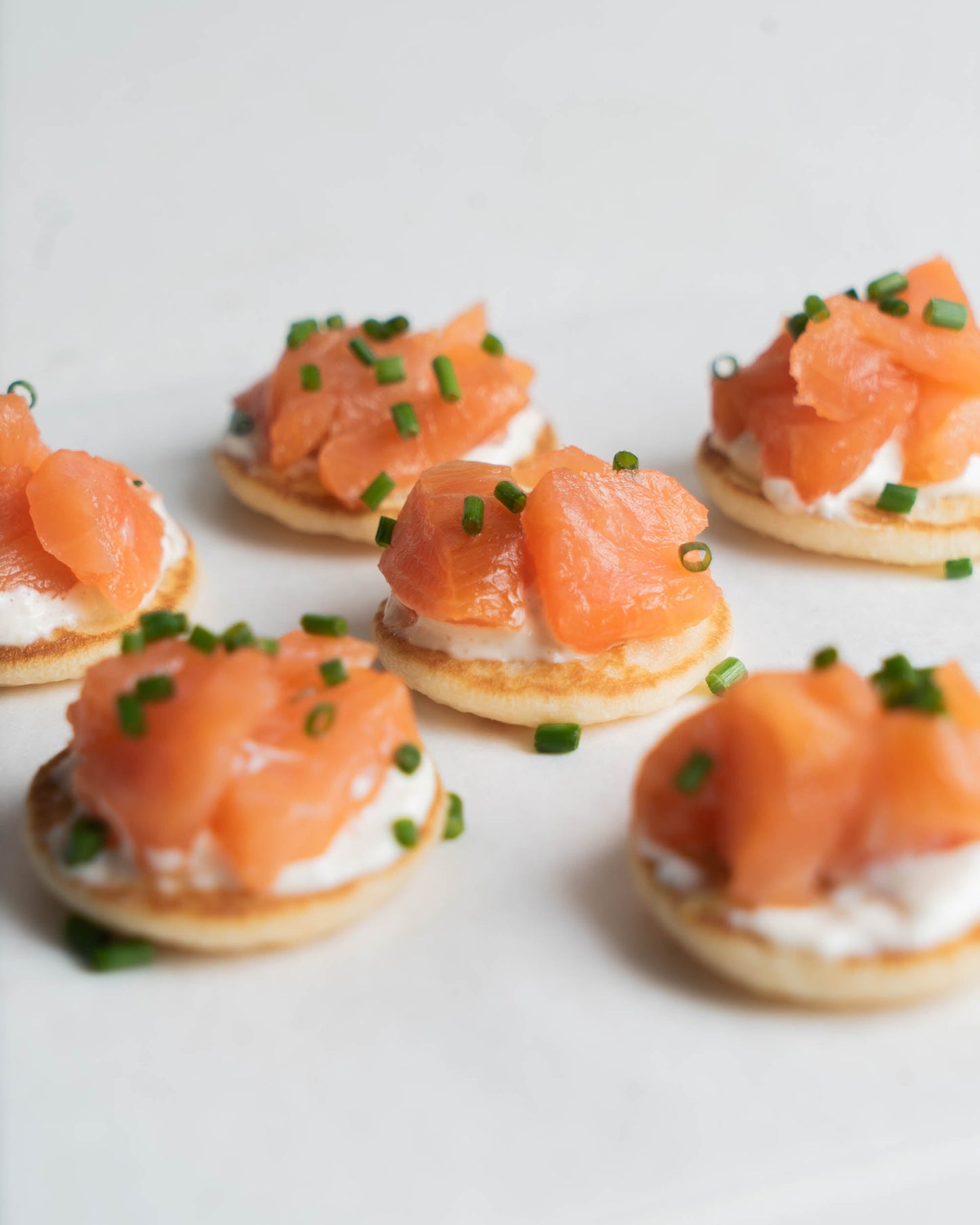 blinis con dados de salmón ahumado